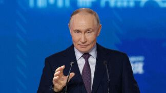 Presidente Vladimir Putin gesticula ao falar ao microfone