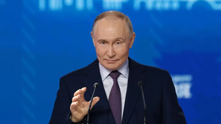Presidente Vladimir Putin gesticula ao falar ao microfone