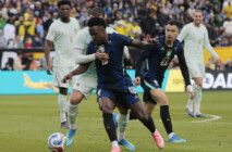 Vinícius Júnior disputa bola com jogador francês em amistoso da seleção