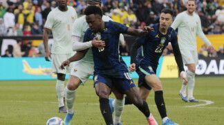 Vinícius Júnior disputa bola com jogador francês em amistoso da seleção
