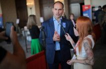 Eduardo Bolsonaro concede entrevista durante a CPAC