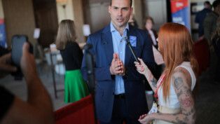 Eduardo Bolsonaro concede entrevista durante a CPAC