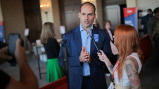 Eduardo Bolsonaro concede entrevista durante a CPAC