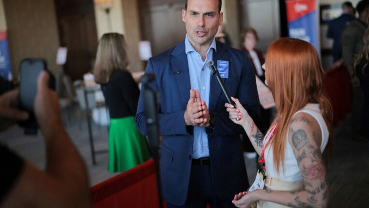 Eduardo Bolsonaro concede entrevista durante a CPAC