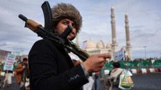 Apoiador Houthi demonstra apoio ao Irã