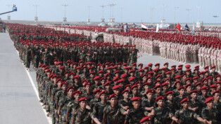 Parada militar dos Houthis com milhares de soldados