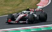 Piloto Oliver Bearman percorre a pista de Suzuka com sua Haas antes do acidente