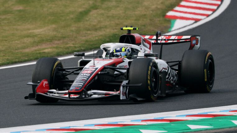 Piloto Oliver Bearman percorre a pista de Suzuka com sua Haas antes do acidente