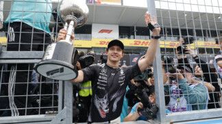 Kimi Antonelli exibe troféu para a torcida na celebração da vitória