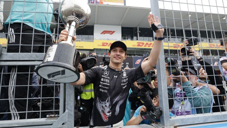 Kimi Antonelli exibe troféu para a torcida na celebração da vitória