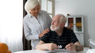 Idosos enfrentando a doença de Alzheimer