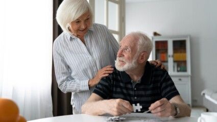 Idosos enfrentando a doença de Alzheimer