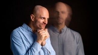 Retrato de homem que sofre de esquizofrenia