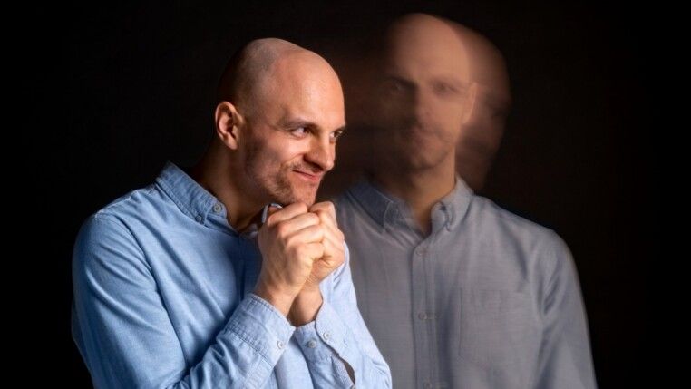 Retrato de homem que sofre de esquizofrenia