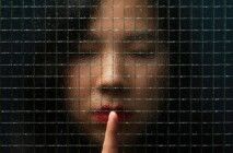 Retrato translúcido e desfocado de mulher