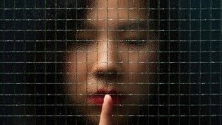 Retrato translúcido e desfocado de mulher