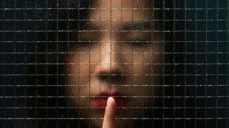 Retrato translúcido e desfocado de mulher