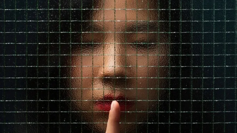 Retrato translúcido e desfocado de mulher