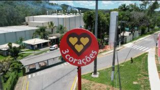 Fachada e imagem do logo da empresa 3corações