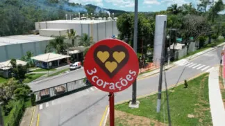 Fachada e imagem do logo da empresa 3corações