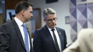 Os senadores Flávio Bolsonaro e Alessandro Vieira na reunião de instalação da CPI do Crime Organizado