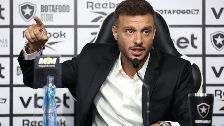 Martín Anselmi em entrevista coletiva no Botafogo