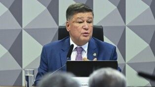 Carlos Viana em sua cadeira de presidente da CPMI do INSS