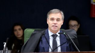 Ministro André Mendonça fala ao microfone durante sessão do STF