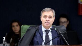 Ministro André Mendonça fala ao microfone durante sessão do STF
