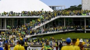 Manifestantes bolsonaristas reunidos na Praça dos Três Poderes em 8 de janeiro de 2023
