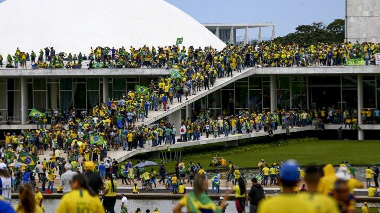Manifestantes bolsonaristas reunidos na Praça dos Três Poderes em 8 de janeiro de 2023