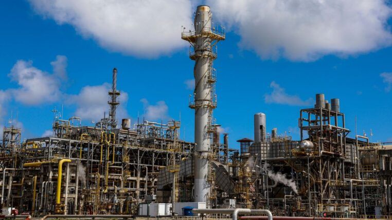 As unidades de hidrotratametno de nafta e de geração de hidrogênio da Refinaria Abreu e Lima (RNEST), da Petrobras.