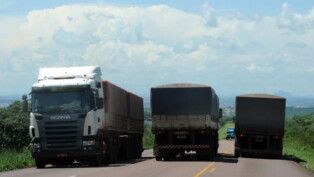 Caminhões percorrem trecho de rodovia