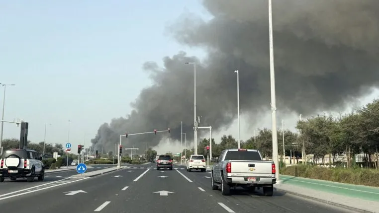 O incidente em Abu Dhabi faz parte de uma série de ataques que atingiram diversas áreas civis e comerciais em cidades do Golfo. O impacto do conflito se ampliou para importantes centros regionais de aviação e comércio (Crédito: Reuters)