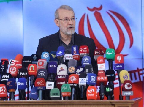 Chefe da Segurança do Irã contraria Trump e afirma que país não negociará com EUA