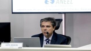 Gentil Nogueira fala ao microfone em reunião na Aneel