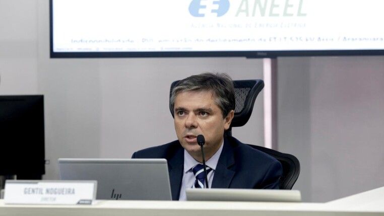 Gentil Nogueira fala ao microfone em reunião na Aneel