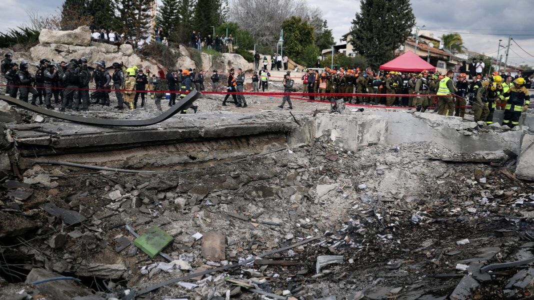 Em nota publicada no Telegram, o Exército de Israel informou que mobilizou equipes de busca e resgate, além de profissionais de saúde e um helicóptero para a retirada de feridos (Crédito: Reuters)