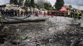 Em nota publicada no Telegram, o Exército de Israel informou que mobilizou equipes de busca e resgate, além de profissionais de saúde e um helicóptero para a retirada de feridos (Crédito: Reuters)