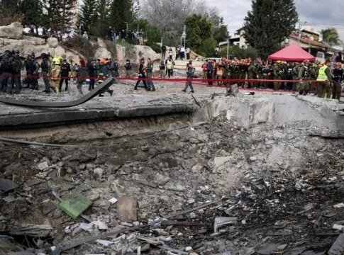 Em nota publicada no Telegram, o Exército de Israel informou que mobilizou equipes de busca e resgate, além de profissionais de saúde e um helicóptero para a retirada de feridos (Crédito: Reuters)