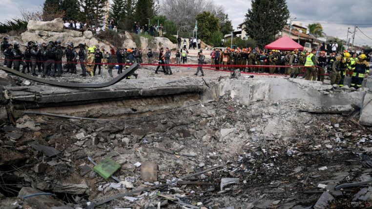 Em nota publicada no Telegram, o Exército de Israel informou que mobilizou equipes de busca e resgate, além de profissionais de saúde e um helicóptero para a retirada de feridos (Crédito: Reuters)