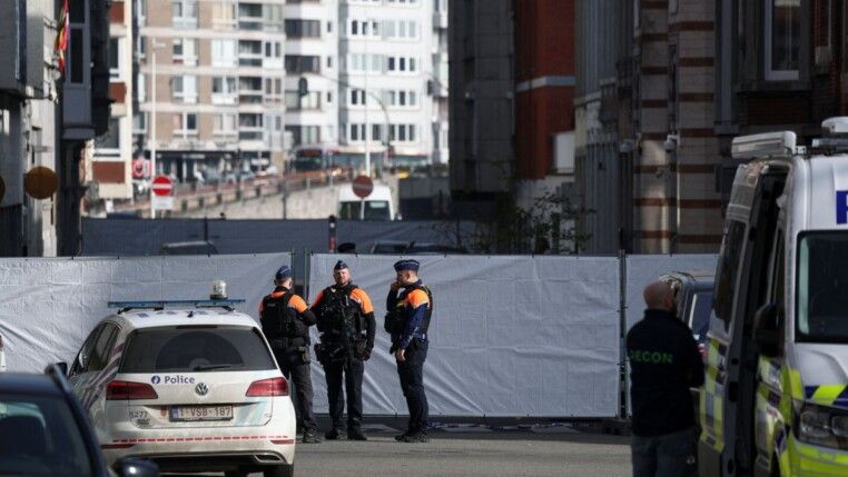 Policiais vigiam área reservada onde houve ataque à sinagoga