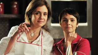 Na cena. Carminha (Adriana Esteves) e Nina García Hernández (Débora Falabella) protagonizaram cenas icônicas na novela "Avenida Brasil" da TV Globo.