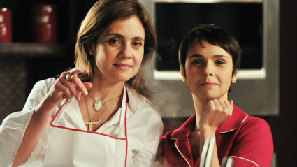Na cena. Carminha (Adriana Esteves) e Nina García Hernández (Débora Falabella) protagonizaram cenas icônicas na novela "Avenida Brasil" da TV Globo.