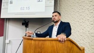 Vereador Rony Gabriel fala ao microfone durante sessão na Câmara de Vereadores de Erechim