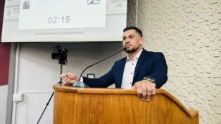 Vereador Rony Gabriel fala ao microfone durante sessão na Câmara de Vereadores de Erechim