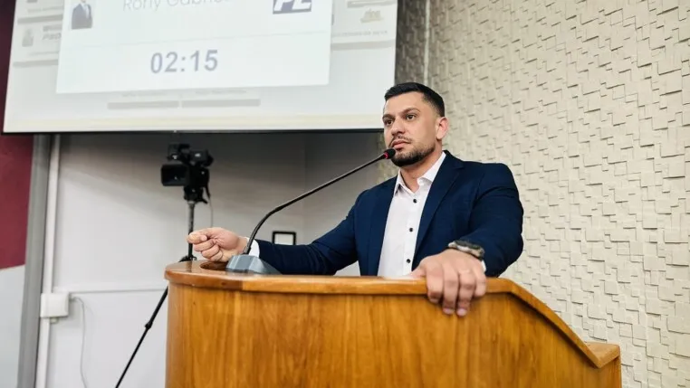 Vereador Rony Gabriel fala ao microfone durante sessão na Câmara de Vereadores de Erechim