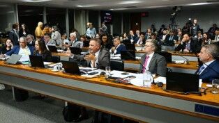 Parlamentares discutem na votação do relatório final do INSS