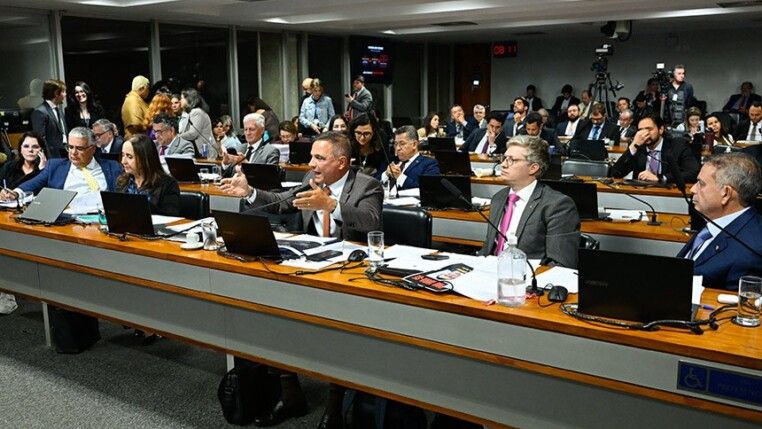 Parlamentares discutem na votação do relatório final do INSS