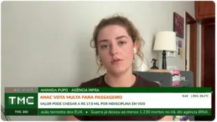 Jornalista fala ao microfone durante transmissão ao vivo